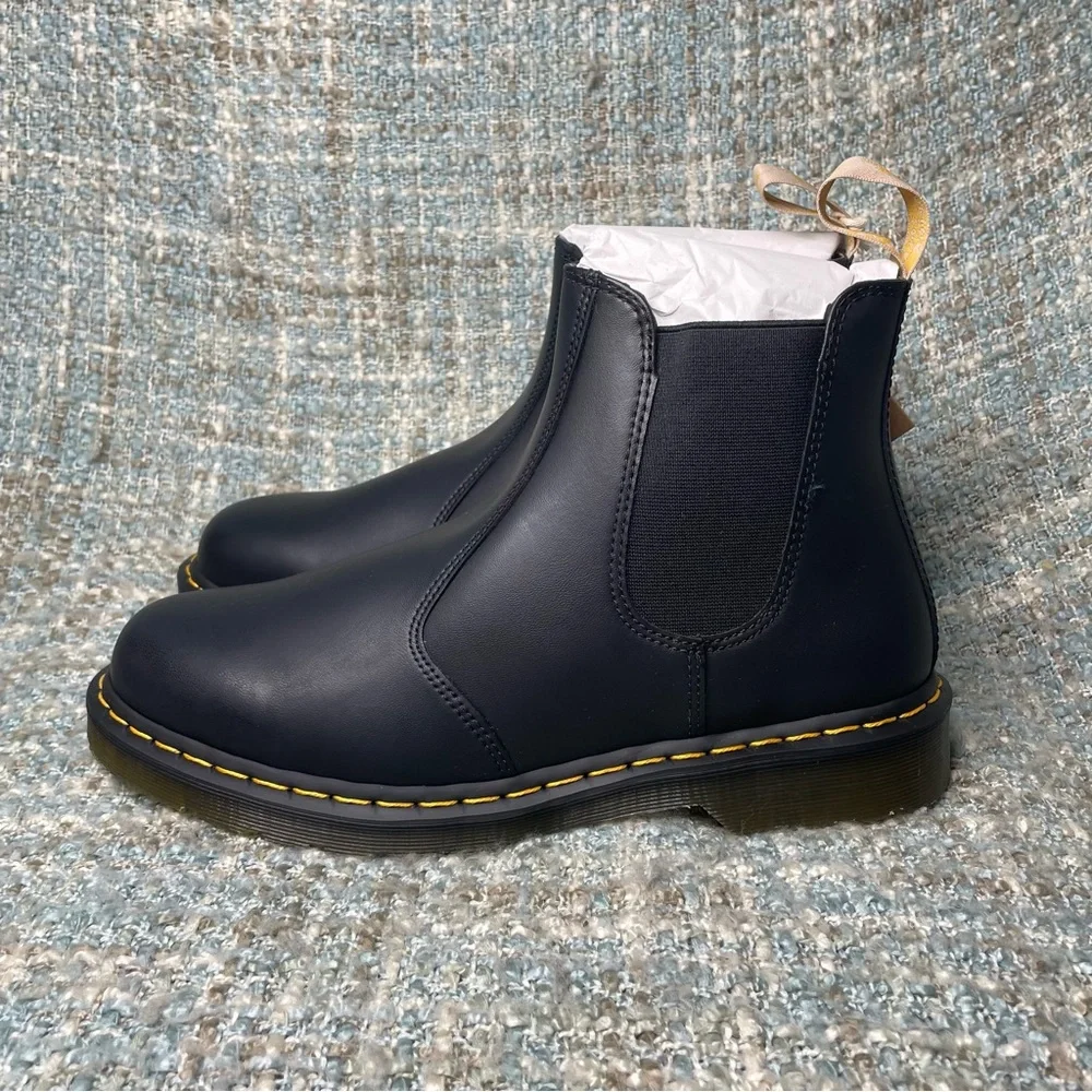 Dr. Martens Men's 2976 Vegan Chelsea Boot in Black Felix Rub Off - Picture 3 of 9